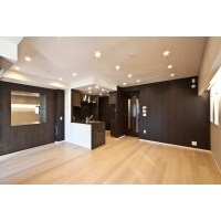 シックな木目の壁紙とエコカラット