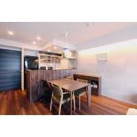 ウッドパネルと間接照明でつくる温かみのあるインテリア