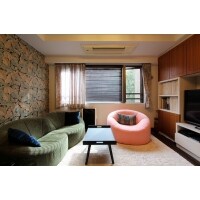 こだわりのタイルと壁紙に囲まれて