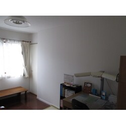 大きくなった子どもたちのための間仕切り壁設置工事