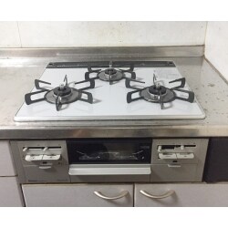 Rinnai（リンナイ）のベーシックシリーズ　RS31W21K12R-VW に交換いたしました。 パールクリスタルという、ホーロー素材でできている天板なので、割れたりひびが入ったりする心配がありません。ホーローの上に、汚れを焦げつきにくくするコーティングがされているので、お掃除もしやすいです。