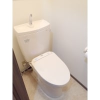 1階と2階のトイレ交換工事をしました。