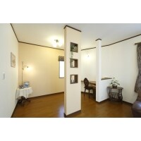 リビングの奥に書斎スペースを作る。