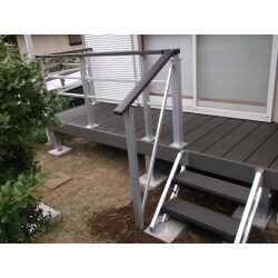 人工木デッキを施工させて頂きました。以前より広くなり
手すりや階段も付け、安全面を考慮しました。