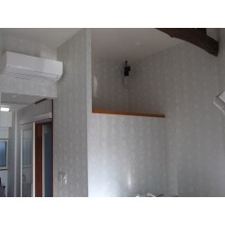 もともと天井の高かった部屋に向かって増設した洗面室。
飛び出した部分は、ある程度の天井高でおさえ、部屋側の上部をロフトにしました。

