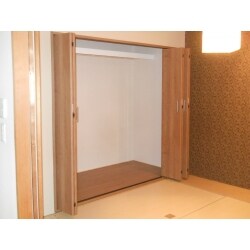 既存の和室を押入からクローゼットへ
さらに畳の床下を収納へ。
抜群の収納力になりました。おうちに小上がりのある和室って
お店みたいでちょっとおしゃれな感じがしますよね。モダンな和室へ変身です。