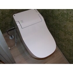 トイレの便器を交換しました。既存ではｺﾝｾﾝﾄがトイレ内になかったので、コードをドア脇下から通して配線していたため、コードが邪魔な印象でした。今回はコンセントをトイレ内に設置したので、トイレ外からのコードもなくなりスッキリしました。床のクッションフロアも張替えて、ステキなグリーンのクロスも引き立ちます。