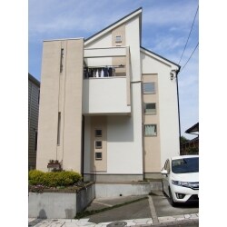 外壁塗装して、新築のようにきれいにステキなおうちに生まれ変わりました。クラック補修や屋根のコーキングもしっかり施し、雨漏りの心配もなくなります。