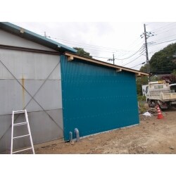 綺麗な真っ青なトタン板で倉庫を建てました。