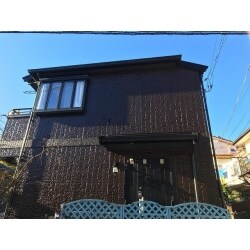 淡いグレーの外壁から濃いブラウンのお家に様変わりしました！屋根や躯体部、雨樋などの細部はブラックにしてスッキリと。