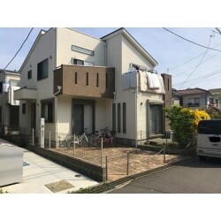 薄いベージュと茶色のコントラストがほっこり可愛らしいおうち。
築13年目の外壁・屋根塗装で、新築当初のみずみずしさを取り戻しました。