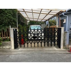 玄関の門扉と、車庫の収縮門扉を交換しました。
玄関にはLIXILのプレスタ門扉、車庫にはLIXILのアルシャインHGのAタイプを採用！
風化して錆ていた鉄格子から、腐食しにくいアルミ形材の格子にグレードアップしました。
艶やかなブラックで、おうちの印象を上品にしてくれます。