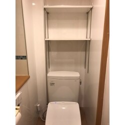 パイプスペースを造作して、壁にはキッチンパネルと可動棚を設置しました。
トイレも交換し快適な空間になりました。
