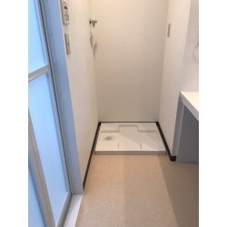 洗面室の床を下地から作り直し洗濯パンを交換、床・壁・天井のクロスを張り替えました。