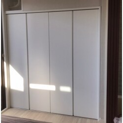 扉と棚で区切られていて使いづらかったクローゼットが、真っ白な使いやすいクローゼットに変わりました。