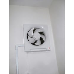 新規に壁付の換気扇を設置！
換気扇の電源は、既存のコンセントから分岐配線をしました。