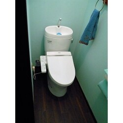爽やかなブルーの壁紙が清潔な空間を演出しています。洗浄力の高いＴＯＴＯのタンク付トイレに交換しました。