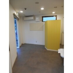 全体に壁クロスの張替え、床はガラっとお色を変えてフロアタイルを重ね貼りしました。洗面スペースの目隠し壁は、黄色のアクセントクロスで華やかに！