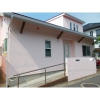 桃色の外壁で優しく柔らかい印象に
