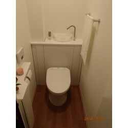 立配水管を隠しスッキリとしたお洒落なトイレ空間にリフォームしました。