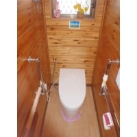 ログハウス風の暖かい雰囲気のトイレに!!
