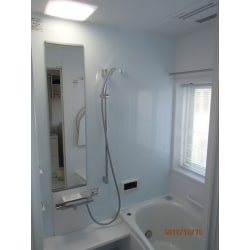 タイル貼りの浴室をユニットバスに取替ました。白を基調とした浴室にしたので明るくなりました。