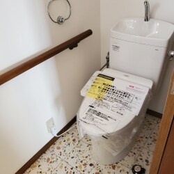トイレを新しいものに交換し床も張り替えをしました。