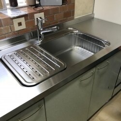 メーカーによる現地調査を入念に行い、ぴったりサイズでご用意ができました。
古くなった水栓も一緒に交換して一気に綺麗になりました。
