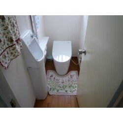 ドアが内開きで場所を取ってしまうので、トイレはコンパクトなタンクレスタイプを設置して出来るだけ広くご利用いただけるようにしました。