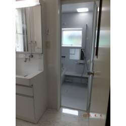 浴室から洗面室にかけてとトイレをリフォームしました。白を基調にアクセントには既設の木部カラーであるダークブラウンを使って落ち着いた雰囲気にコーディネート。設備機器は出来るだけシンプルなかたちものを選んでいます。