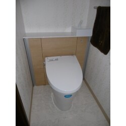 こちらのトイレ。タンクはキャビネット内に納められ、手洗器とつながっています。トイレを流すと先ずカウンターに設置された手洗器から水が出て、その水がタンクにたまる仕組みです。