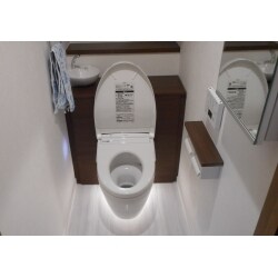 １階、２階各階のトイレリフォームをご依頼いただきました。１階のトイレは使用頻度が高いことから、トイレ周りまでお掃除しやすいフローティングデザインのＴＯＴＯレストパルＦを設置しました。一般に便器と床との隙間はお掃除しにくい箇所ですが、レストパルＦは浮いているので隙間なし。ストレスなしでお掃除完了です。