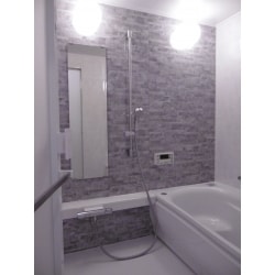 浴室のサイズアップが一番のご希望で、TOTOのマンションリモデルバスルーム1400×1800を設置しました。白を基調に落ち着いた石目調のアクセントパネルとシルバーの小物を用い、清潔感がありシャープなイメージの浴室になりました。