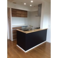 暗く狭かったキッチンが見渡しの良いおしゃれな空間に変身