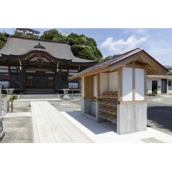 由緒あるお寺より、水屋の新築工事をご依頼いただきました。伝統建築ならではの歴史的意匠を大切にし、景観を損なうことなく、神聖な空間にふさわしい清潔感と調和を追求した設計・施工を行いました。
また、お寺の行事や墓参者に支障が出ないよう、工期についてもご事情に配慮。細やかな調整を重ねながら、熟練した職人の確かな技術によって、安心してご利用いただける水屋が完成しました。