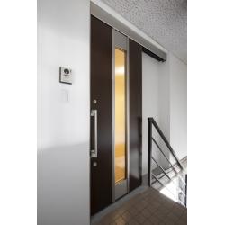 二階建ての二階にあった従業員用休憩室を、家族が快適に暮らせる3LDKにリノベーション。開放的なオープンキッチン、ゆとりある玄関、大容量収納を備え、施主様のこだわりを反映。快適さとデザイン性を兼ね備えた、居心地の良い住まいが完成しました。