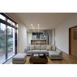 リビングからダイニング・キッチンへと視線が抜けるレイアウトで、空間を広く感じられます。どこにいても家族の気配を感じられる、コミュニケーションの取りやすい間取りです。キッチンには豊富な収納を備え、水回りをすっきり清潔に保てるため、日々の料理も快適に行えます。