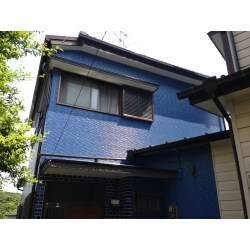 淡いベージュの外壁から、目を惹くスカイブルーへと塗り替えました。
もともとの玄関まわりに張ってあるブルーのレンガと色を合わせたことで、統一感が出ています。