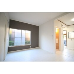 築40年のアパート。新築当時から一度もメンテナンスをしていないアパートの一部屋。
浴室周りの土台や柱はシロアリ被害が凄く、土台や柱は交換＆補強を行いました。
再発しないように防蟻処理も施しました。 
また、２Ｋから1ＬＤＫへの間取り変更も行いました。
脱衣室のない間取りですが、ＬＤＫに洗面台や洗濯機置き場を配置して使いやすい間取りへへんこうしました。

