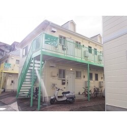 3棟並んでいるアパートの外壁・屋根・鉄骨塗装事例。