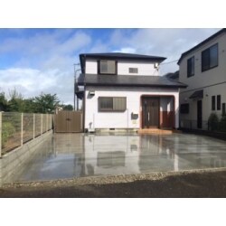 中古物件を購入し内装フルリフォームで住みやすい家に生まれ変わります。

システムキッチン交換・ユニットバス交換・トイレ交換二箇所、洗面化粧台交換・新規ミニキッチン設置・建具交換・和室を洋室へ変更・照明器具交換・リフォーム階段上貼り・玄関収納交換・間取り変更・壁、天井クロス貼替え・床ジュータンからフローリングへ貼替・玄関扉交換・ハウスクリーニング・既存樹木伐採・花壇解体・カーポート解体・新規フェンス取付・土間コンクリート