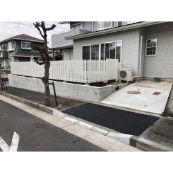 歩道から丸見えだった庭にフェンスを設置し、人目を気にせず過ごせる庭空間をつくりました。