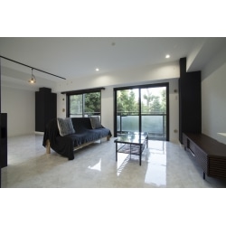 ピカピカの光沢感のある白いフロアタイルと黒い家具のコントラストが素敵なホテルライクな住まいをデザインしました。