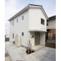 戸建全面リノベーション:白い床で明るく、梁を魅せる内装へ