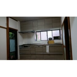 既存は昔風のブロックキッチンでした。
既存の位置は変えることなく、最新型のキッチンに入れ替えました。
内装も繊維壁で仕上がっていましたが、白系統のクロスにして明るい感じが出せました。
床はフローリングを上張りしてあります。