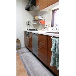 元々は引出だった場所にビルトイン型の食器洗浄乾燥機を組み込みました。