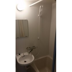 古い3点式のユニットバスから新しい3点式のユニットバスに交換です。
3点式とは洗面とトイレと風呂が一体となっている物です。