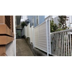 玄関までのアプローチに視線をさえぎるフェンスの設置