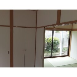 築50年位の木造平屋建ての賃貸物件のリフォームです。床、壁、天井がきれいになり、室内も明るくなりました。