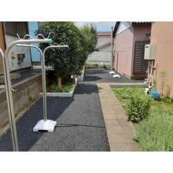 平屋の住宅が並ぶ一体の敷地の雑草処理問題を軽減するためにアスファルト舗装を実施。